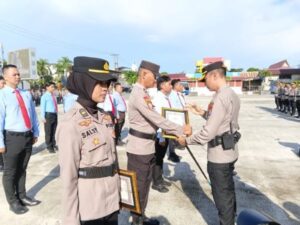 Kapolresta Balikpapan Kombes Pol Jerrold H.Y. Kumontoy memberikan penghargaan kepada 16 personel berprestasi, di halaman Mapolresta, Selasa (28/4/2026).