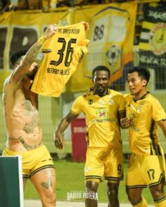 Renan Alves usai mencetak gol ke gawang PSS Sleman, dan membawa Barito Putera mengalahkan PSS Sleman (foto : Oficial Barito Putera)