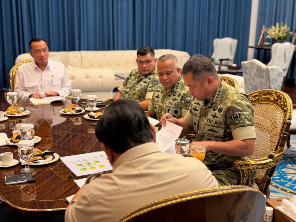 Presiden Prabowo Subianto menerima Kepala Staf Angkatan Darat (KSAD) Jenderal TNI Maruli Simanjuntak bersama jajaran pejabat utama TNI Angkatan Darat di Istana Merdeka, Jakarta, pada Kamis (16/04/2026).