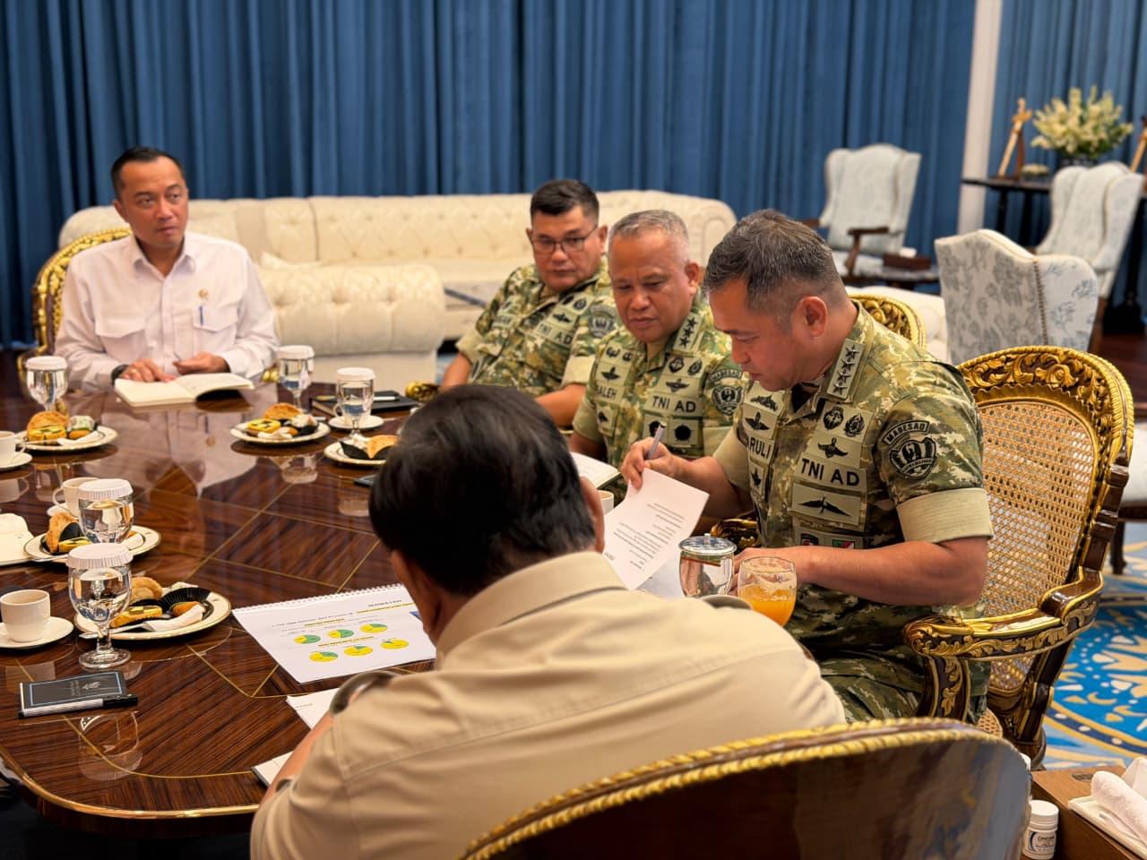 Presiden Prabowo Subianto menerima Kepala Staf Angkatan Darat (KSAD) Jenderal TNI Maruli Simanjuntak bersama jajaran pejabat utama TNI Angkatan Darat di Istana Merdeka, Jakarta, pada Kamis (16/04/2026).