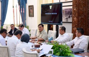 Presiden Prabowo Subianto memimpin rapat terbatas (ratas) bersama sejumlah menteri Kabinet Merah Putih di Istana Merdeka, Jakarta, pada Selasa (07/04/2026).
