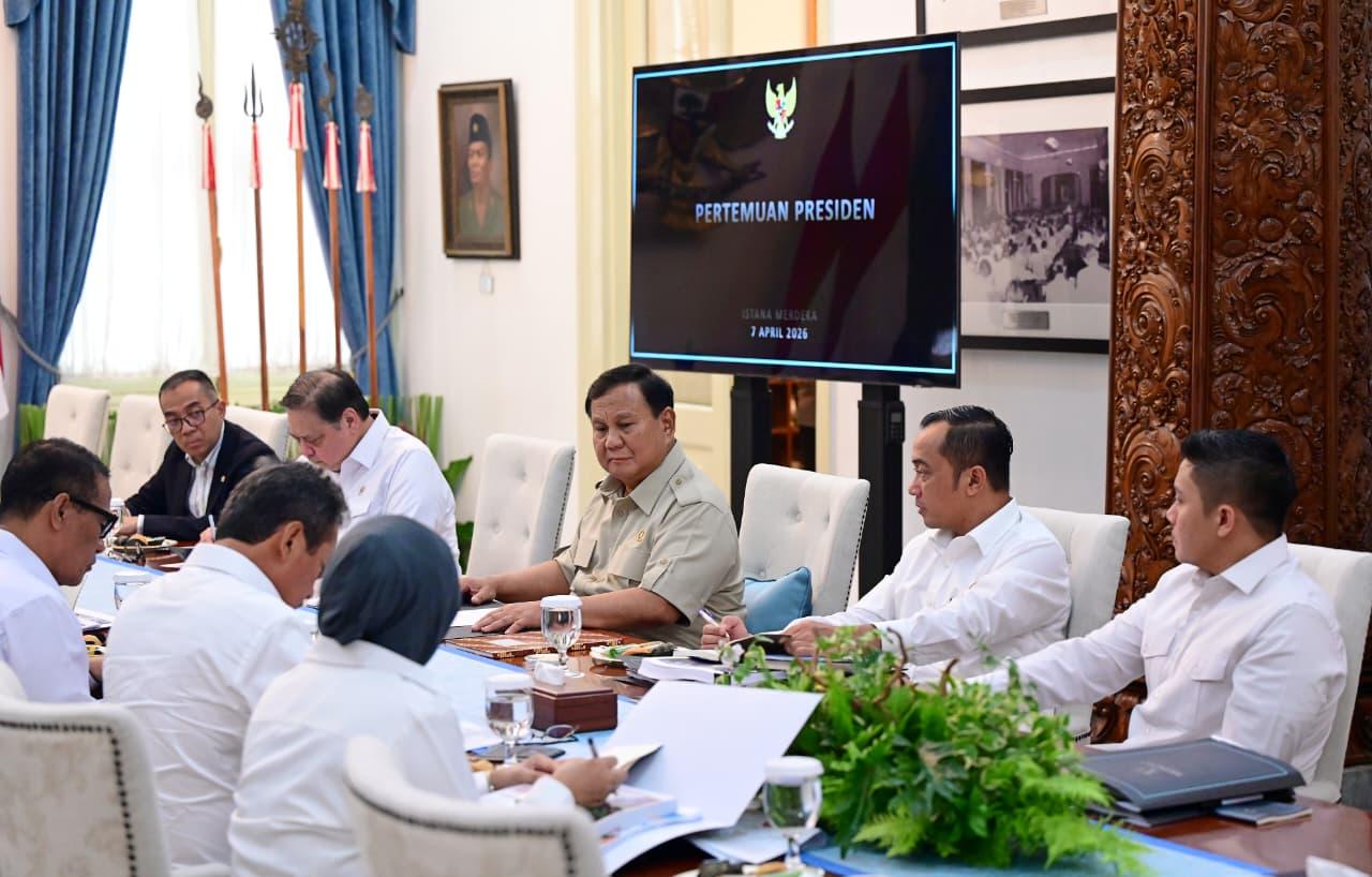 Presiden Prabowo Subianto memimpin rapat terbatas (ratas) bersama sejumlah menteri Kabinet Merah Putih di Istana Merdeka, Jakarta, pada Selasa (07/04/2026).