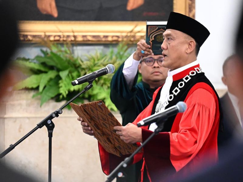 Liliek Prisbawono Adi resmi menggantikan Anwar Usman sebagai Hakim Konstitusi usai dilantik (foto : BPMI Setpres)