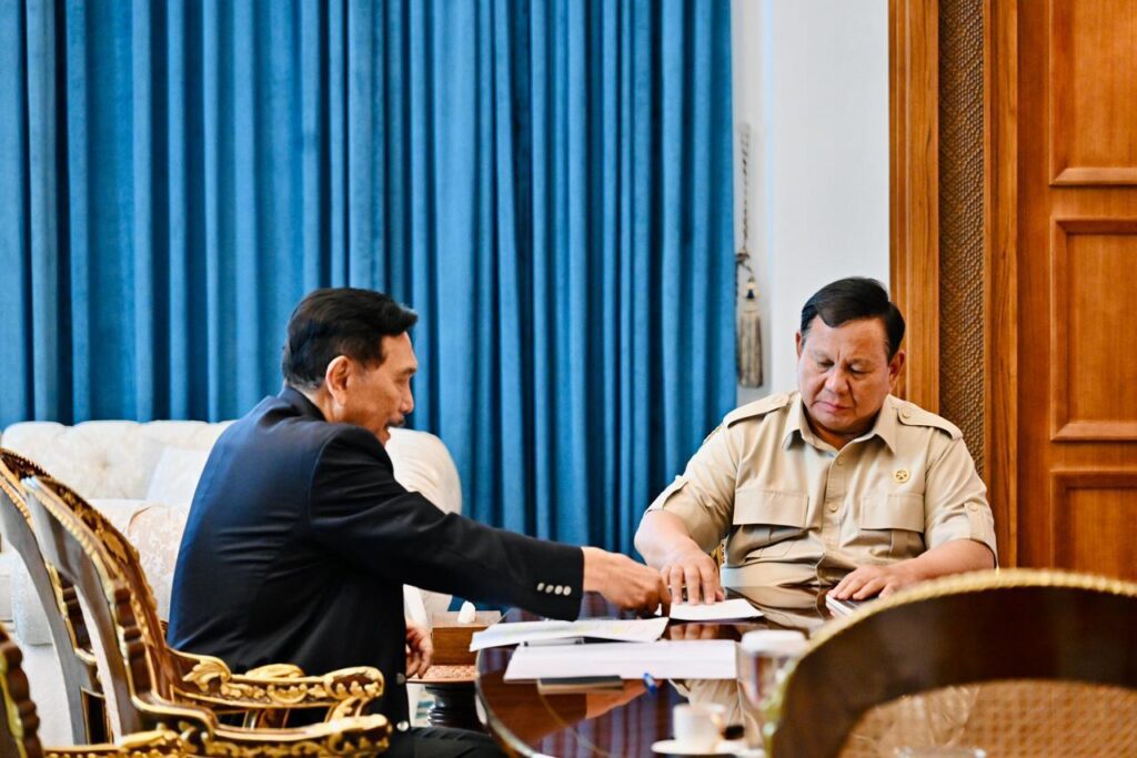 Presiden Prabowo Subianto menerima Ketua Dewan Ekonomi Nasional (DEN) Luhut Binsar Pandjaitan di Istana Merdeka, Jakarta, pada Selasa (21/04/2026).