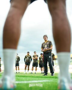Stefano “Teco”Cugurra memimpin latihan skuat Barito Putera sehari jelang pertandingan (oficial Barito Putera)