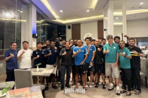 Presiden Barito Putera Hasnuryadi Sulaiman bahkan menemui para pemain di Semarang, untuk memberikan semangat tambahan kepada pemain dan oficial tim (foto : Oficial Barito Putera)