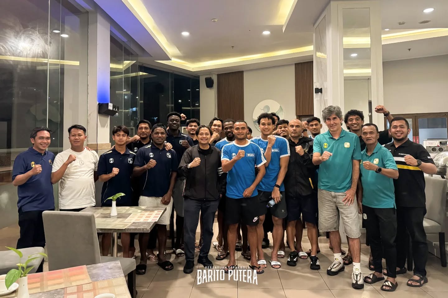 Presiden Barito Putera Hasnuryadi Sulaiman bahkan menemui para pemain di Semarang, untuk memberikan semangat tambahan kepada pemain dan oficial tim (foto : Oficial Barito Putera)