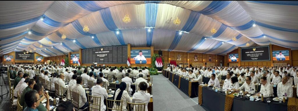 Presiden Prabowo Subianto menggelar Rapat Kerja Pemerintah bersama anggota Kabinet Merah Putih, seluruh pejabat Eselon I kementerian/lembaga, serta Direktur Utama BUMN di kompleks Istana Kepresidenan Jakarta, pada Rabu, 8 April 2026. Foto: BPMI Setpres/Laily Rachev
