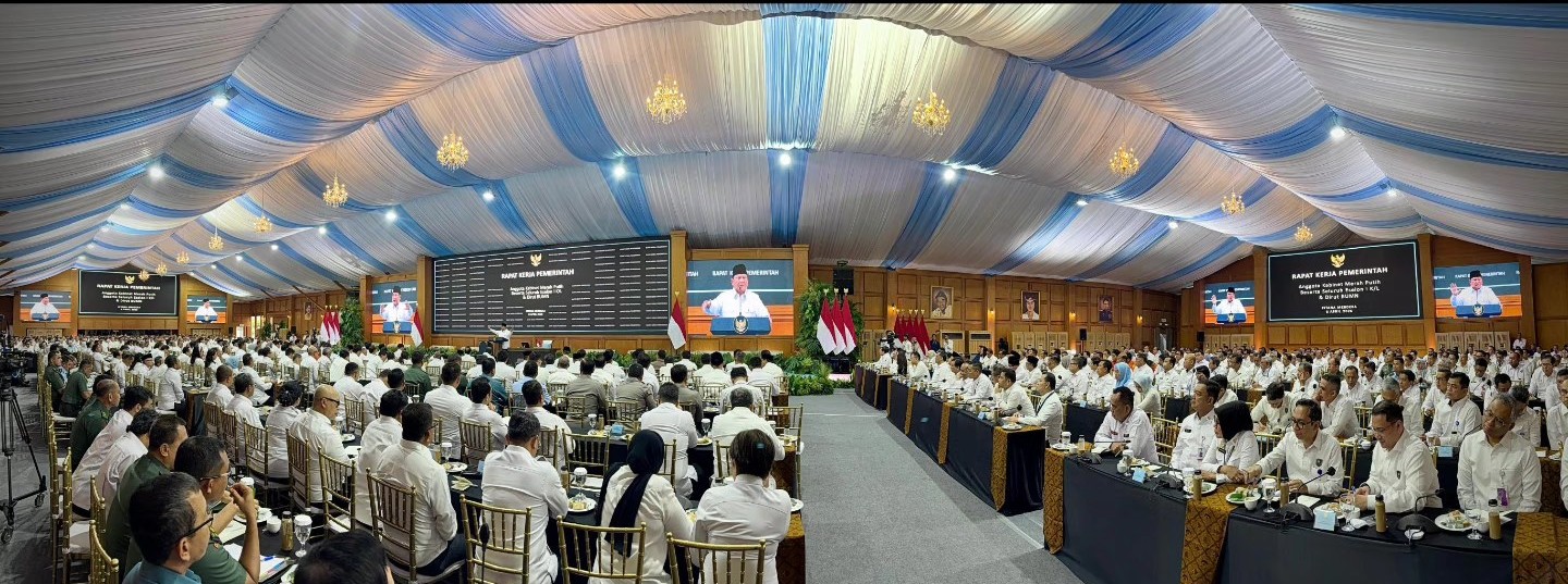 Presiden Prabowo instruksikan Menteri Energi dan Sumber Daya Mineral (ESDM) evaluasi menyeluruh izin usaha pertambangan (IUP) pada Rapat Kerja Pemerintah bersama anggota Kabinet Merah Putih, seluruh pejabat Eselon I kementerian/lembaga, serta Direktur Utama BUMN di kompleks Istana Kepresidenan Jakarta, pada Rabu, 8 April 2026. Foto: BPMI Setpres/Laily Rachev