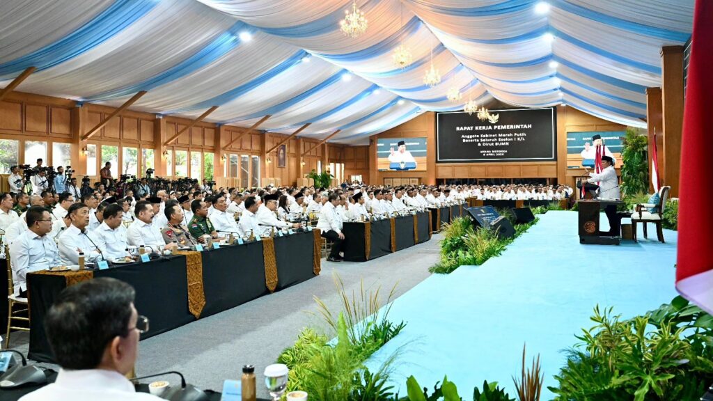 Presiden Prabowo menegaskan pentingnya penegakan hukum, konstitusi, serta konsensus kebangsaan sebagai fondasi utama dalam menjaga keutuhan negara dan kehidupan demokrasi Indonesia pada Rapat Kerja Pemerintah bersama anggota Kabinet Merah Putih, seluruh pejabat Eselon I kementerian/lembaga, serta para Direktur Utama BUMN yang digelar di Kompleks Istana Kepresidenan Jakarta, Rabu, 8 April 2026. Foto: BPMI Setpres/Laily Rachev