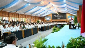 Presiden Prabowo menegaskan pentingnya penegakan hukum, konstitusi, serta konsensus kebangsaan sebagai fondasi utama dalam menjaga keutuhan negara dan kehidupan demokrasi Indonesia pada Rapat Kerja Pemerintah bersama anggota Kabinet Merah Putih, seluruh pejabat Eselon I kementerian/lembaga, serta para Direktur Utama BUMN yang digelar di Kompleks Istana Kepresidenan Jakarta, Rabu, 8 April 2026. Foto: BPMI Setpres/Laily Rachev