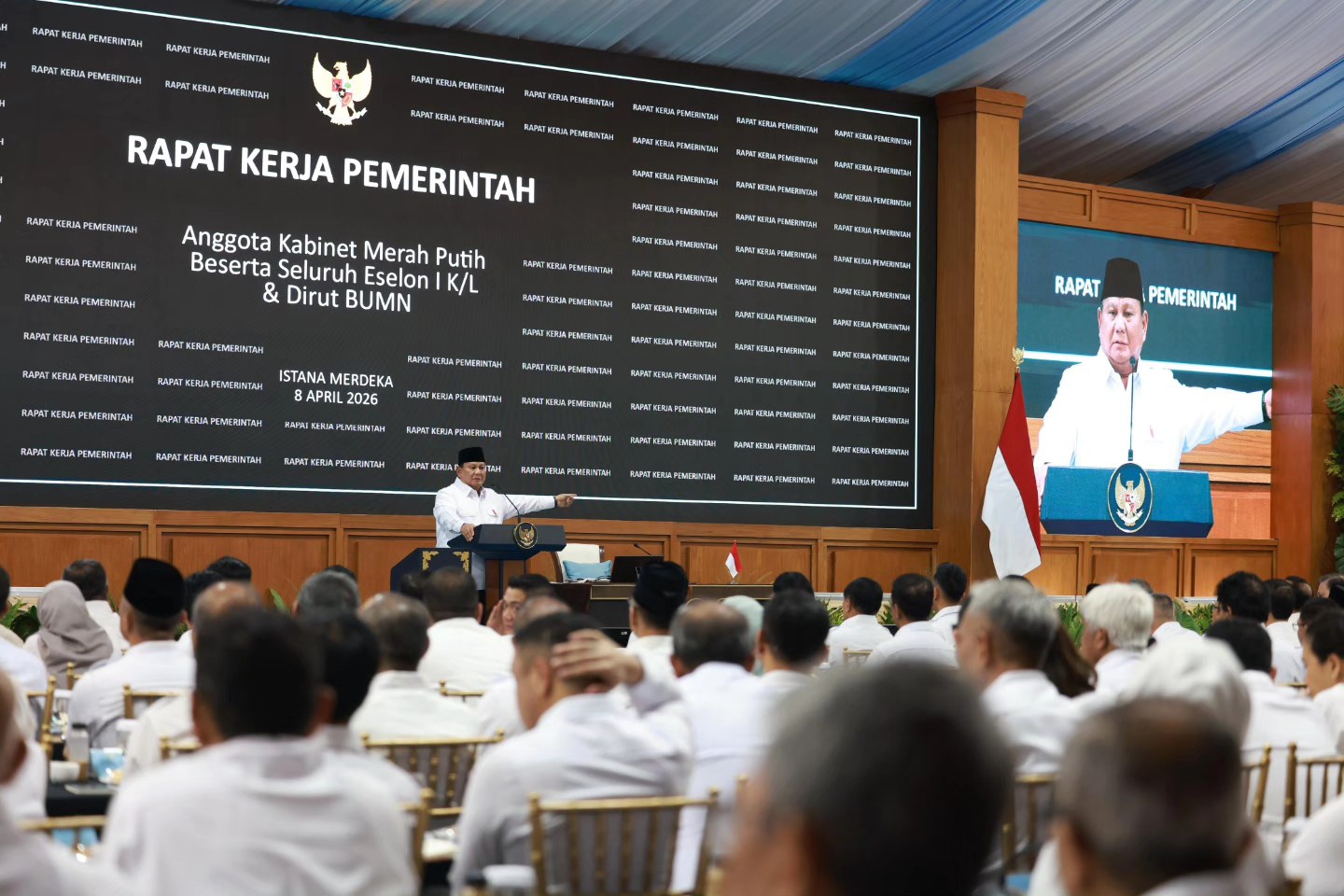 Presiden Prabowo Subianto menggelar Rapat Kerja Pemerintah bersama anggota Kabinet Merah Putih, seluruh pejabat Eselon I kementerian/lembaga, serta Direktur Utama BUMN di kompleks Istana Kepresidenan Jakarta, pada Rabu, 8 April 2026. Foto: BPMI Setpres/Cahyo