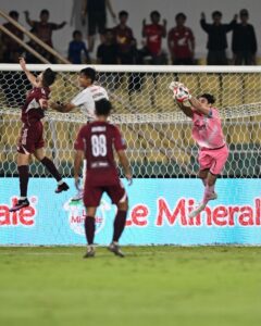 Kiper Borneo FC Samarinda Nadeo Argawinata menggagalkan sejumlah peluang PSM Makassar (foto : Oficial Borneo FC)
