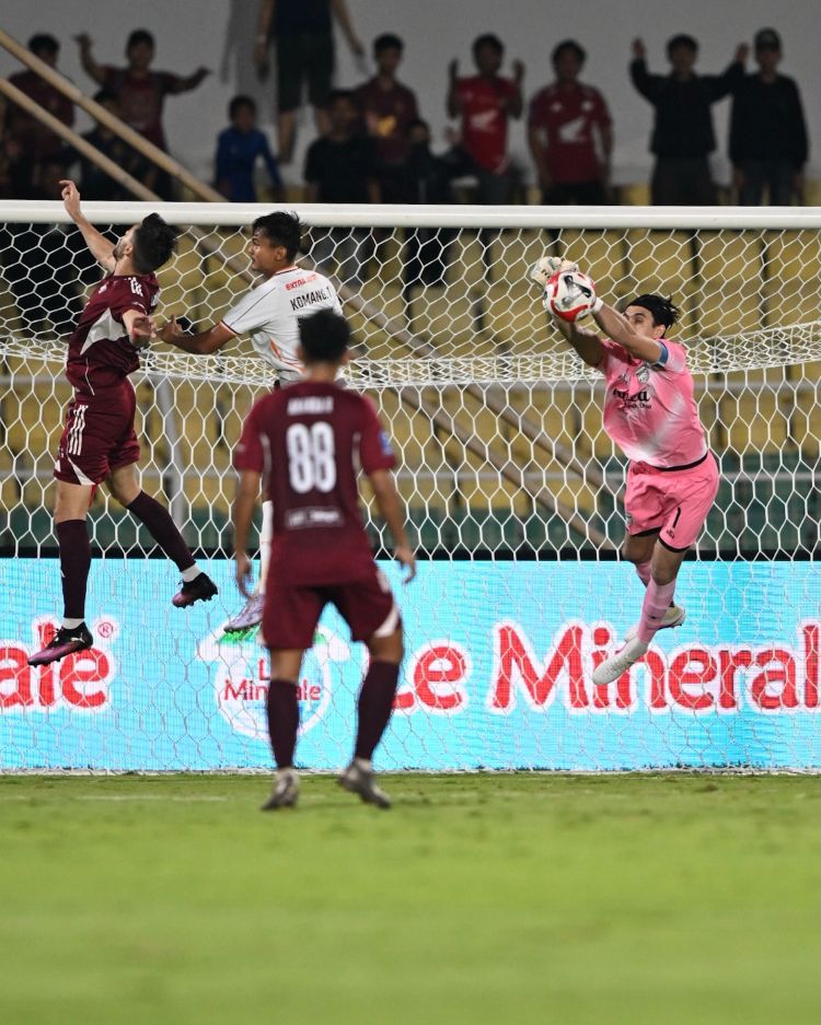 Kiper Borneo FC Samarinda Nadeo Argawinata menggagalkan sejumlah peluang PSM Makassar (foto : Oficial Borneo FC)