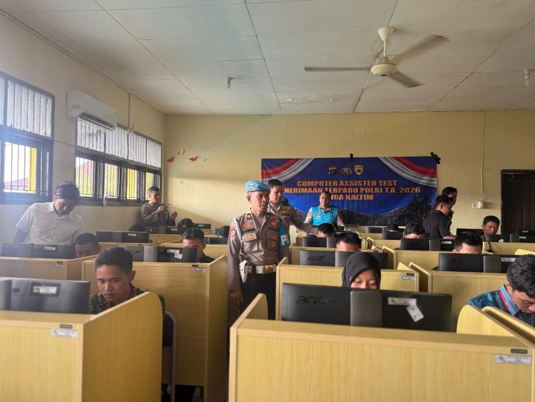 Polda Kaltim menggelar tahapan seleksi penerimaan calon Taruna Akademi Kepolisian (Akpol) 2026 melalui metode Computer Assisted Test (CAT) Psikologi, Sabtu (25/04/26) di SMKN 4 Balikpapan. (foto : Polda)