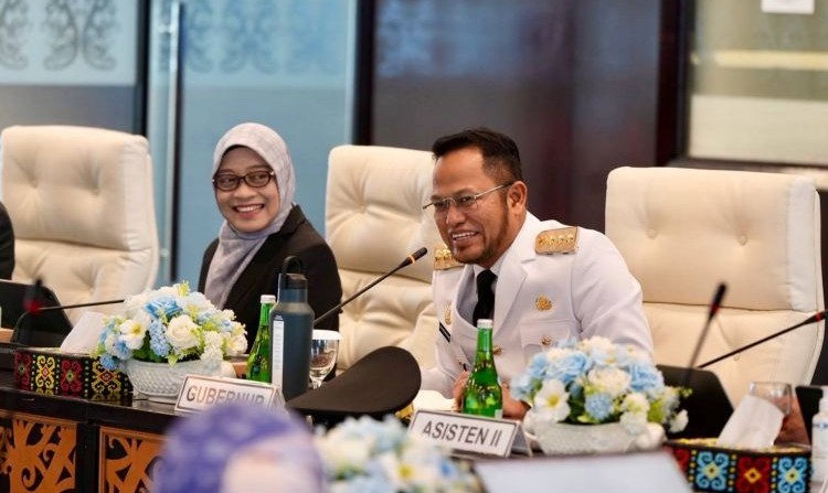 Gubernur Kaltim Rudy Mas'ud dan Sekretaris Provinsi Sri Wahyuni dalam rapat rutin awal pekan di Ruang Ruhui Rahayu, Kantor Gubernur Kaltim, Senin (27/4/2026).