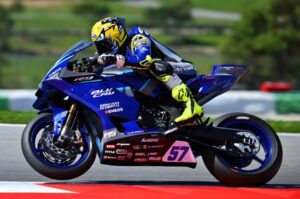 Aldi Satya Mahendra melaju kencang di lintasan saat sesi balapan World Supersport, menunjukkan determinasi tinggi bersama Yamaha meski tengah berjuang memulihkan kondisi fisiknya.