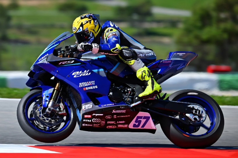 Aldi Satya Mahendra melaju kencang di lintasan saat sesi balapan World Supersport, menunjukkan determinasi tinggi bersama Yamaha meski tengah berjuang memulihkan kondisi fisiknya.