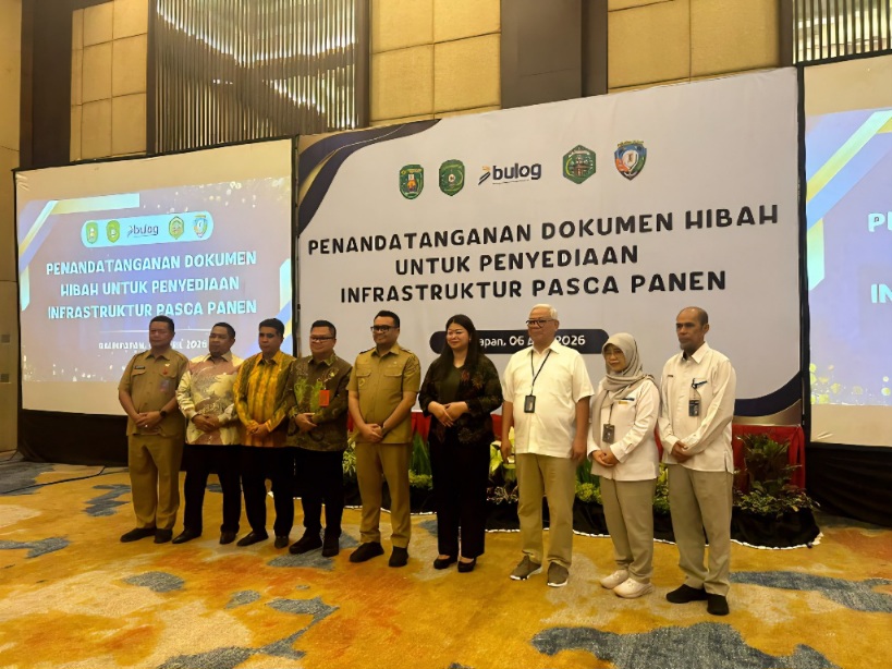 Penandatanganan hibah lahan antara Bulog dan Pemda Kalimantan untuk pembangunan infrastruktur pascapanen di Balikpapan, Senin (6/4).