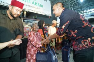 Penyaluran bantuan sembako YBM PLN UID Kaltimra kepada penghuni Panti Jompo Bhakti Abadi di Balikpapan.