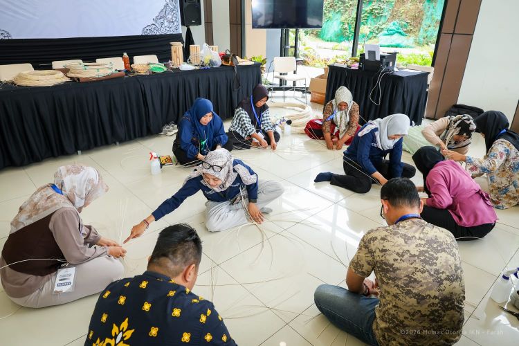 Otorita IKN menyelenggrakan pelatihan anyaman rotan dan ukir kayu untuk masyarakat delineasi IKN pada 13-17 April 2026.