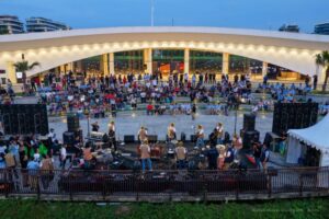 Antusiasme pengunjung berdendang bersama para seniman Batak dalam rangka Konser Road to 165 tahun HKBP di IKN (foto : Humas IKN)