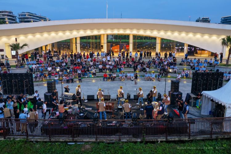 Antusiasme pengunjung berdendang bersama para seniman Batak dalam rangka Konser Road to 165 tahun HKBP di IKN (foto : Humas IKN)