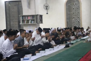 Pemerintah Provinsi Kalimantan Timur menggelar Shalat Istighosah Berjamaah yang dipusatkan di Masjid Nurul Mu'minin Samarinda, pada Senin (20/04/2026) malam