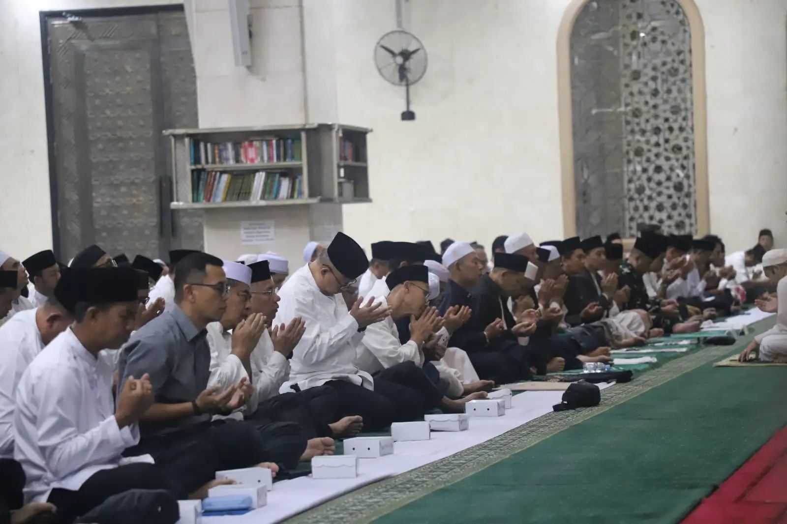 Pemerintah Provinsi Kalimantan Timur menggelar Shalat Istighosah Berjamaah yang dipusatkan di Masjid Nurul Mu'minin Samarinda, pada Senin (20/04/2026) malam
