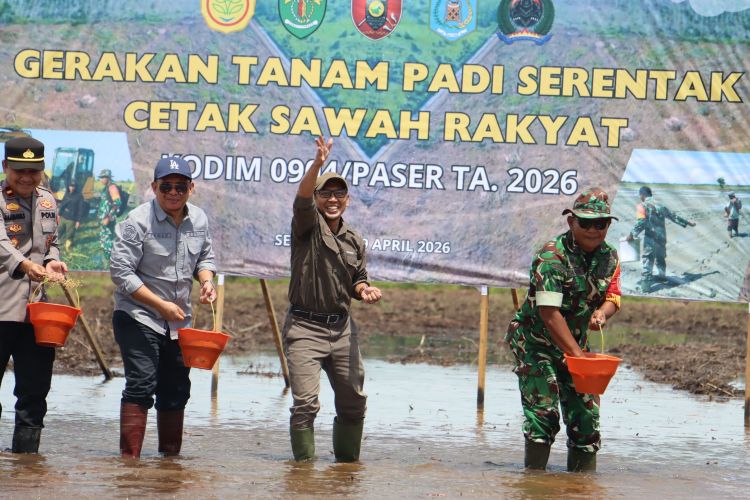 Gerakan Tanam Serempak di lokasi Cetak Sawah Rakyat Kabupaten Paser 2025 (foto : Pemprov)