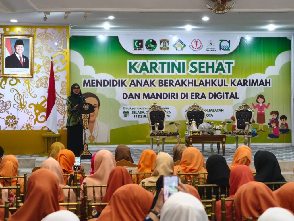 Sambutan dalam kegiatan parenting bertema “Kartini Sehat: Mendidik Anak Berakhlakul Karimah dan Mandiri di Era Digital” di Balikpapan.