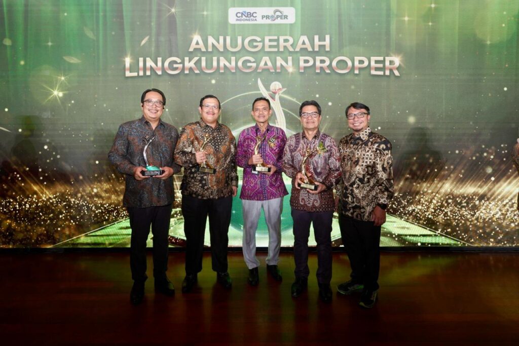 Penerimaan penghargaan PROPER Emas oleh Pertagas dalam ajang Anugerah Lingkungan PROPER di TMII, Jakarta, Selasa (7/4).