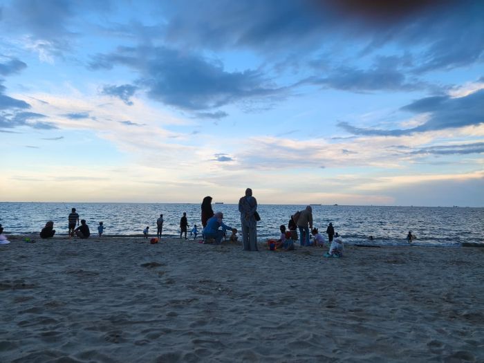 Suasana senja di Pantai Kilang Mandiri Balikpapan (foto : inibalikpapan/Samsul)