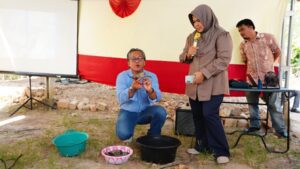 Pelatihan budidaya kepiting bagi warga Tanjung Seloka untuk meningkatkan keterampilan dan ekonomi pesisir.