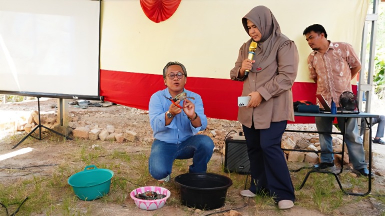 Pelatihan budidaya kepiting bagi warga Tanjung Seloka untuk meningkatkan keterampilan dan ekonomi pesisir.