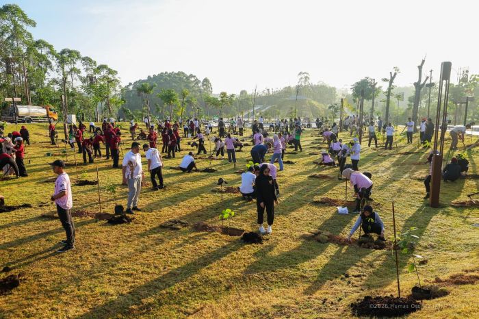 Sebanyak 700 bibit pohon secara bersama-sama ditanam di Plaza Legislatif Ibu Kota Nusantara, pada Kamis (30/04/2026).
