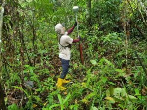 Petugas melakukan pengukuran titik tapak tower SUTT 150 kV di wilayah Kutai Kartanegara sebagai bagian dari proses sertifikasi tower listrik PLN.