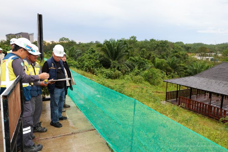 Kepala Otorita IKN, Basuki Hadimuljono, beserta jajarannya meninjau kawasan perencanaan Kantor Pendukung Polresta IKN di KIPP Nusantara, pada Minggu (12/04/2026).