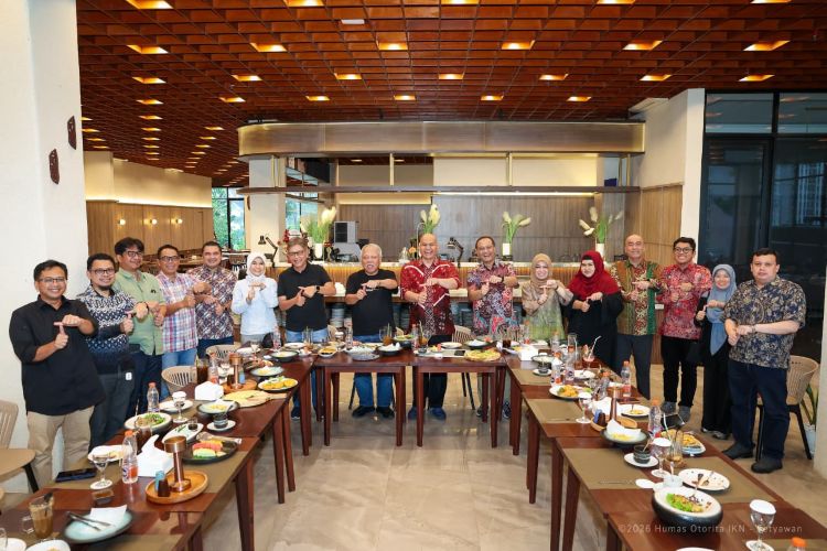 Sambut kunjungan dari kepengurusan IA-ITB Kaltim dan IA-ITB nasional, Kepala Otorita IKN beserta jajarannya sekaligus ajak meninjau sejumlah kawasan di Kawasan Inti Pusat Pemerintahan (KIPP), salah satunya progres pembangunan SMA Taruna Nusantara, pada Minggu (12/04/2026).