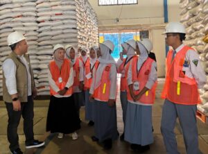 Perum Bulog menggelar kunjungan edukatif dengan mengajak puluhan siswa SMK Negeri 2 Balikpapan melihat langsung aktivitas pergudangan beras di Balikpapan, Rabu (22/4).