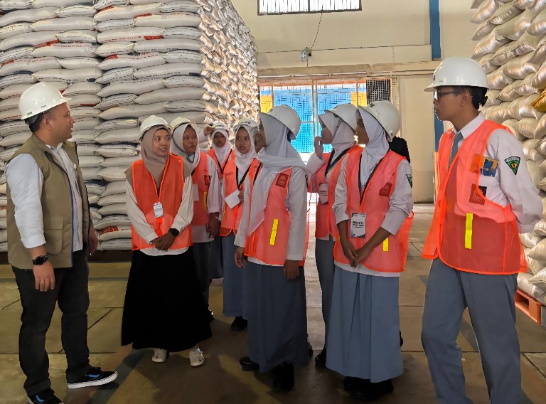 Perum Bulog menggelar kunjungan edukatif dengan mengajak puluhan siswa SMK Negeri 2 Balikpapan melihat langsung aktivitas pergudangan beras di Balikpapan, Rabu (22/4).