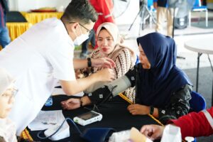 Dalam momen Hari Kesehatan Dunia 2026, aksi yang digelar PT Pertamina Patra Niaga (PPN) Kilang Balikpapan berhasil mengumpulkan 100 kantong darah