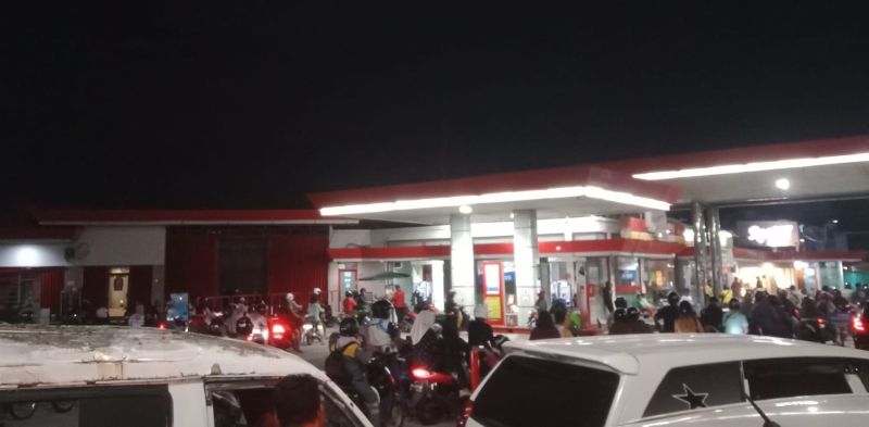 Suasana di salah satu SPBU di Balikpapan terlihat antrian panjang kendaaan, setelah beeda kabar BBM akan naik per 1 April 2026 (foto : IST)