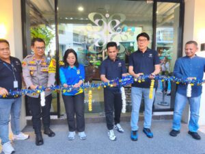 Wali Kota Balikpapan, Rahmad Mas’ud, meresmikan fasilitas lapangan Padel dan Health Club terbaru di Blue Sky Hotel Balikpapan, Sabtu (4/4/2026).