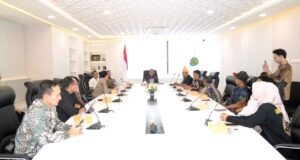 Wagub Kaltim Seno Aji saat menerima audiensi jajaran pengurus Laskar Banjar Borneo (LBB) Kota Samarinda di Ruang Rapat Wakil Gubernur, Kamis (9/4/2026). / Pemprov