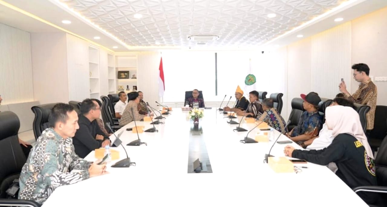 Wagub Kaltim Seno Aji saat menerima audiensi jajaran pengurus Laskar Banjar Borneo (LBB) Kota Samarinda di Ruang Rapat Wakil Gubernur, Kamis (9/4/2026). / Pemprov