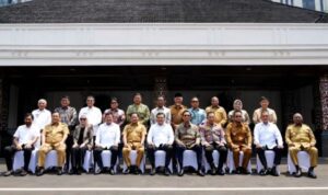 Pertemuan gubernur se-Indonesia dalam dialog strategis bersama Menko Polkam Djamari Chaniago di Jakarta, Selasa (14/4/2026). (foto : Pemprov)