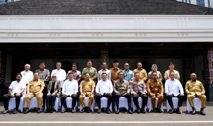 Pertemuan gubernur se-Indonesia dalam dialog strategis bersama Menko Polkam Djamari Chaniago di Jakarta, Selasa (14/4/2026). (foto : Pemprov)