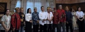 WaliKota Balikpapan Rahmad Mas'ud, didampingi Kepala Disporabudpar Ratih Kusuma menerima audiensi tim produksi Film Dayak (foto : Inibalikpapan/Samsul)