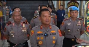 Kapolda Kalimantan Timur, Irjen Pol Endar Priantoro, didampingi Wakapolda Brigjen Pol. Adrianto Jossy Kusumo dan Kabid Propam Kombes Pol Hariyanto saat memberikan penjelasan terkait kericuhan antara warga dan anggota kepolisian di Kantor Polresta Balikpapan, Kamis (16/4/2026). (foto : Inibalikpapan/Samsul)